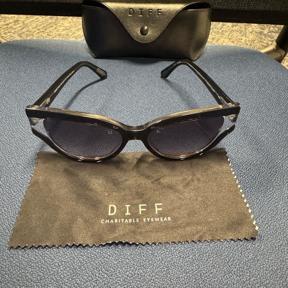 Sito Womans Black Sunglasses with Diff case excellent condition - Picture 1 of 10